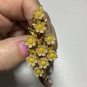 Signed Art Arthur Pepper Molded Flower Pendant Gold Tone Vintage‎ Daisies